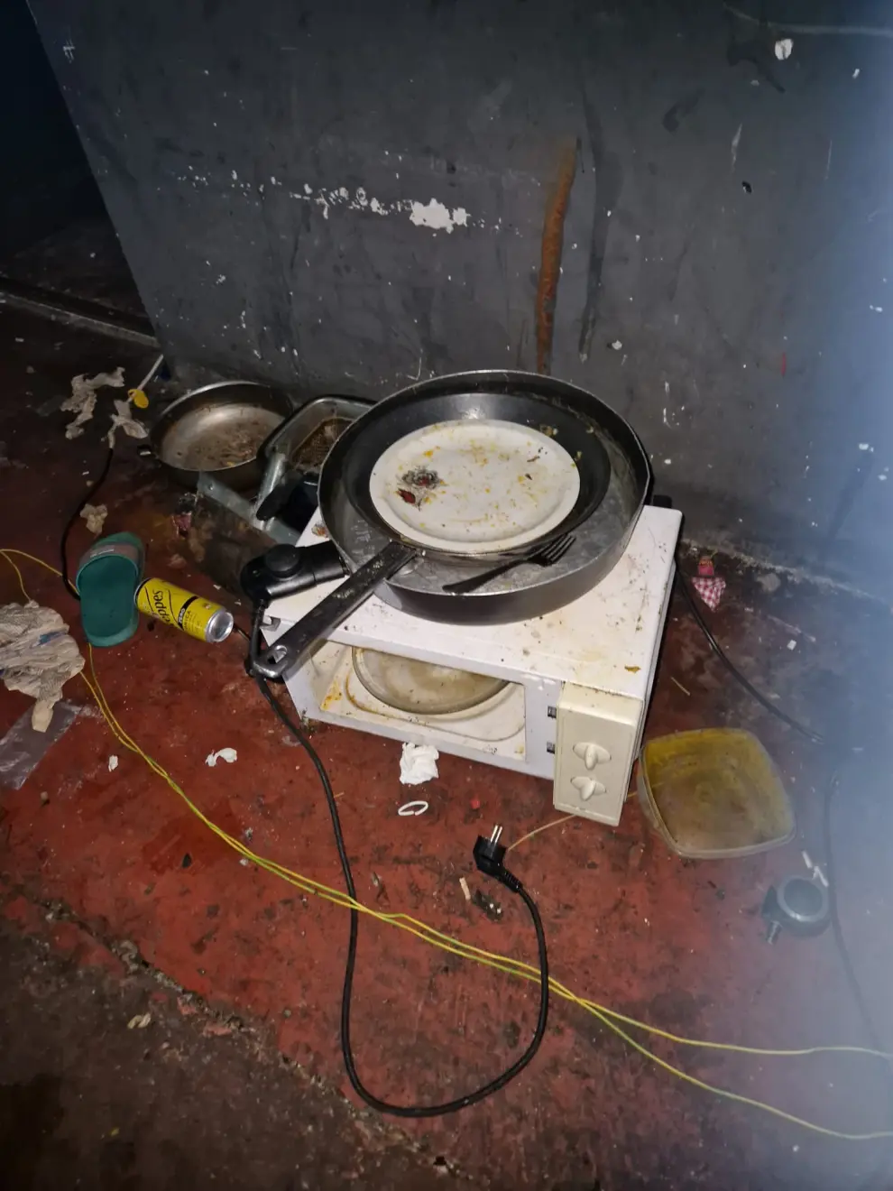 Estado en el que los operarios de limpieza han encontrado las dos plantas del garaje okupa desalojado en la calle de Montañes de Zaragoza.