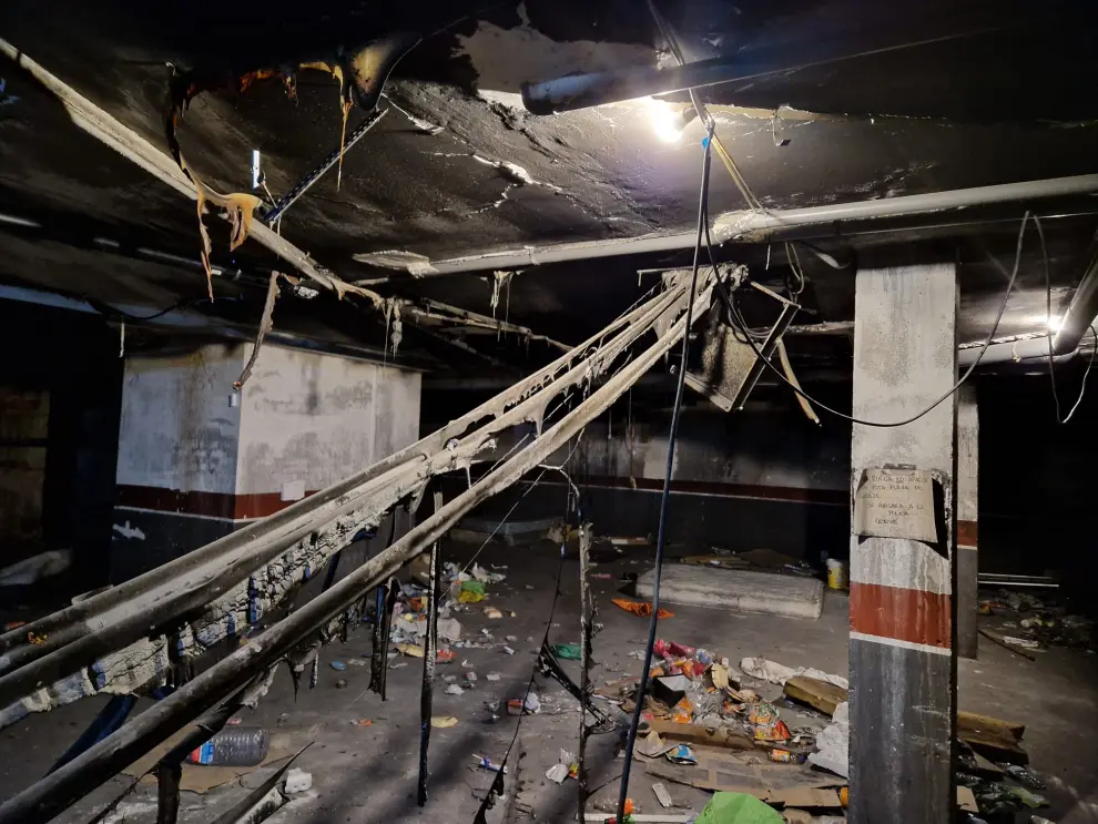 Estado en el que los operarios de limpieza han encontrado las dos plantas del garaje okupa desalojado en la calle de Montañes de Zaragoza.