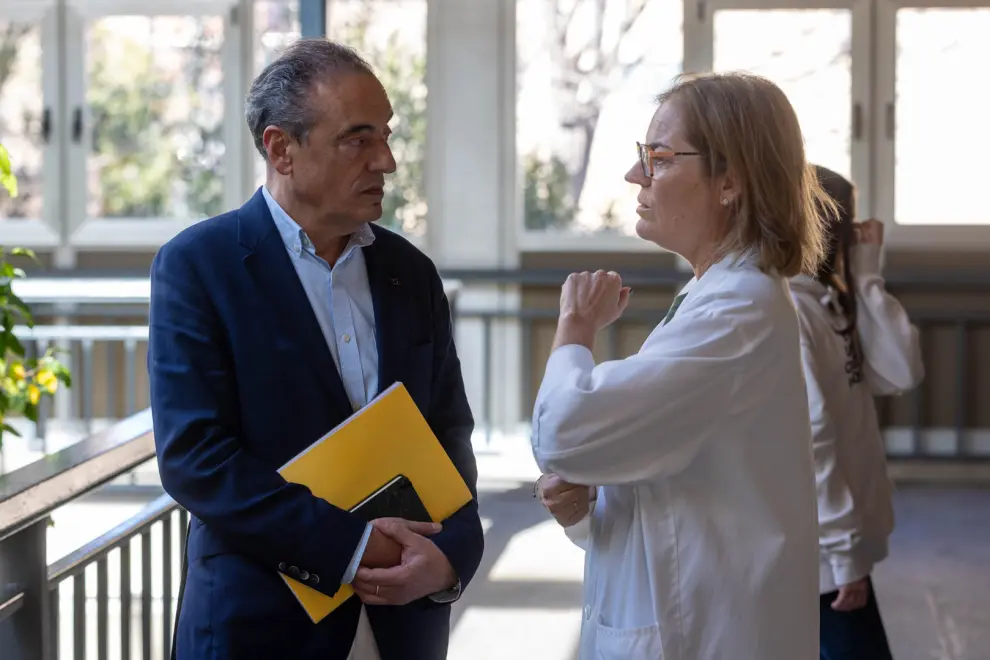 Carlos Martín, en los laboratorios del Grupo de Genética de Microbacterias de la Universidad de Zaragoza durante la visita institucional de este lunes.