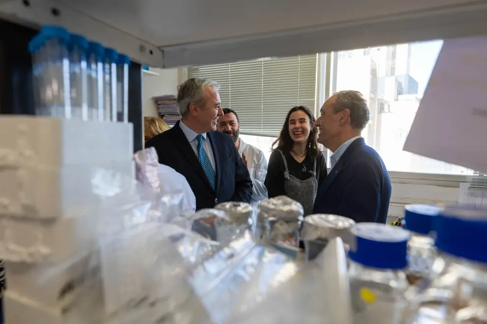Carlos Martín, en los laboratorios del Grupo de Genética de Microbacterias de la Universidad de Zaragoza durante la visita institucional de este lunes.