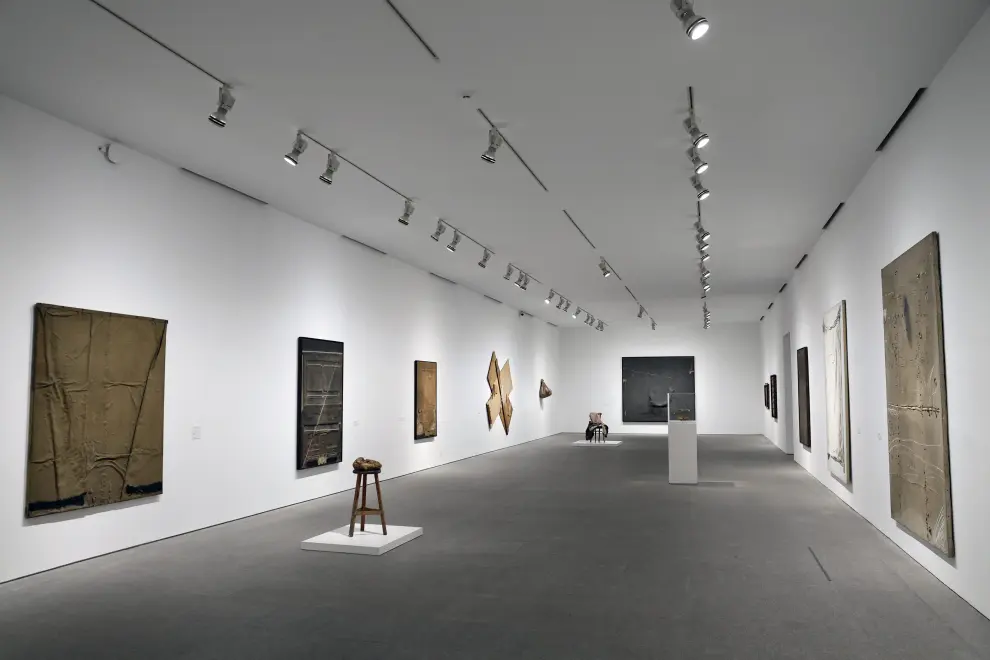El Museo Reina Sofía rinde homenaje a Antoni Tàpies con una grande y compleja exposición que reúne más de 200 obras