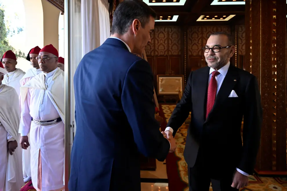 Pedro Sánchez saluda al rey de Marruecos Mohamed VI