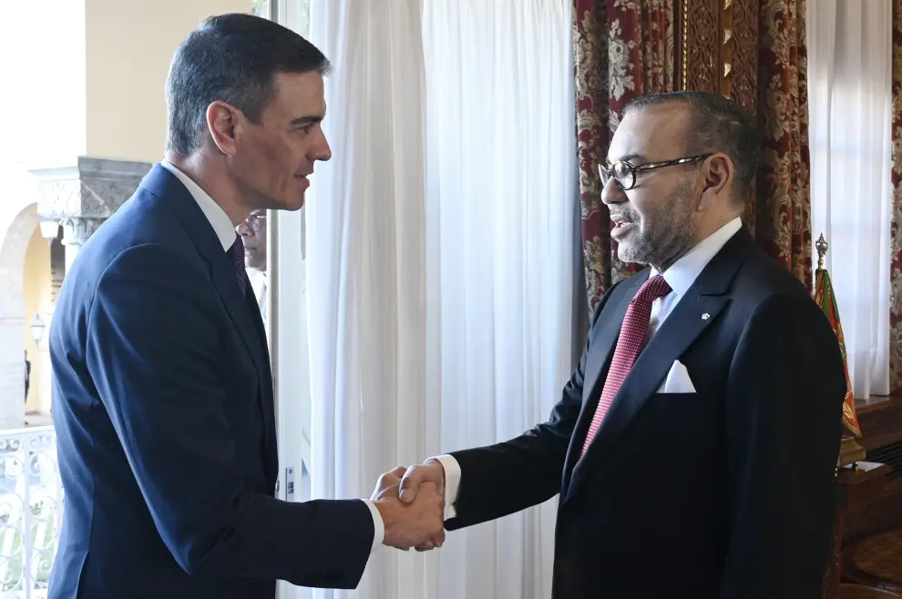 Pedro Sánchez saluda al rey de Marruecos Mohamed VI