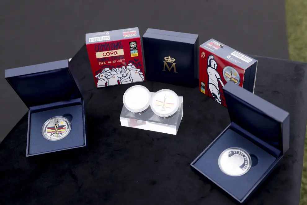Presentación del sello y la moneda en homenaje a las campeonas del mundo de fútbol