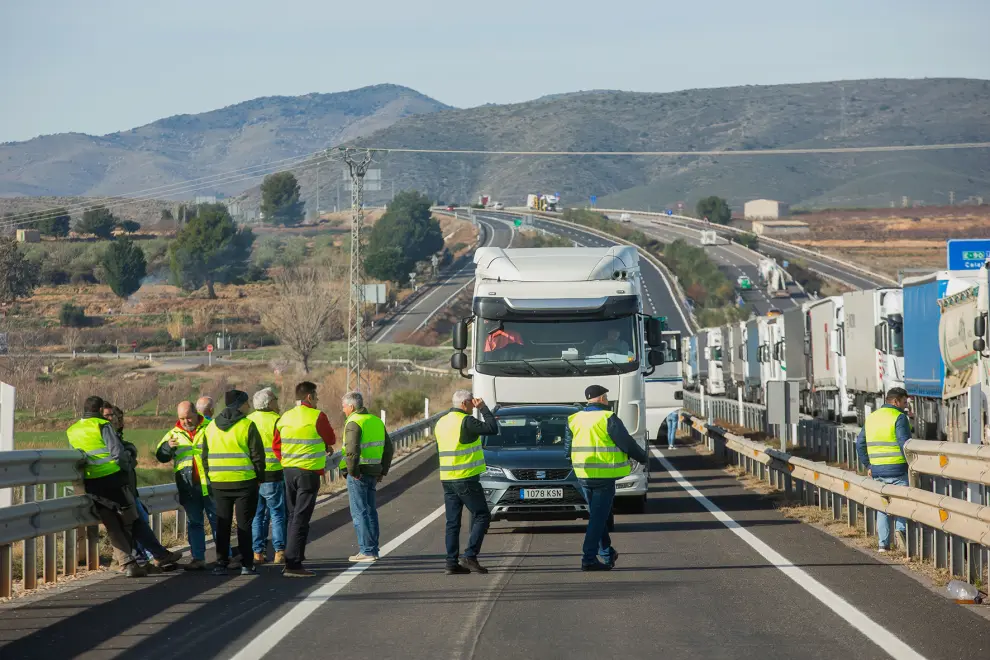 Las protestas de los agricultores han cortado carreteras como la A-2, a la altura de La Almunia de Doña Godina.