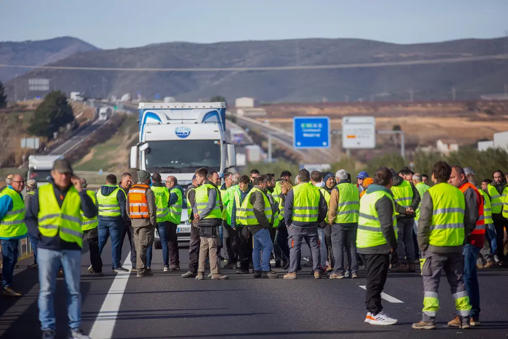 Las movilizaciones de los agricultores y ganaderos han vuelto este miércoles a las carreteras en Aragón y han cortado la autovía A-2 a la altura de La Almunia de Doña Godina, en sentido Madrid.