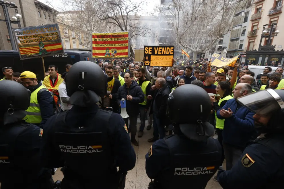 Protestas de las organizaciones agrarias UAGA, Asaja, UPA y Araga y Cooperativas agro-alimentarias de Aragón en Zaragoza.