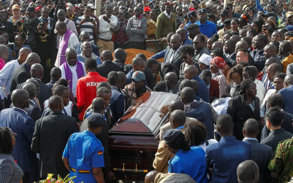 The coffin of Kenyas marathon world record holder Kelvin Kiptum, who died in a road accident, is carried to the gravesite at his home in Naiberi village, Uasin Gishu County, Kenya February 23, 2024. REUTERS/Monicah Mwangi [[[REUTERS VOCENTO]]]