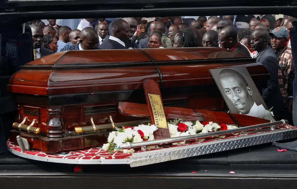 People surround the coffin of Kenyas marathon world record holder Kelvin Kiptum, who died in a road accident, at his home in Naiberi village, Uasin Gishu County, Kenya, February 23, 2024. REUTERS/Monicah Mwangi [[[REUTERS VOCENTO]]]