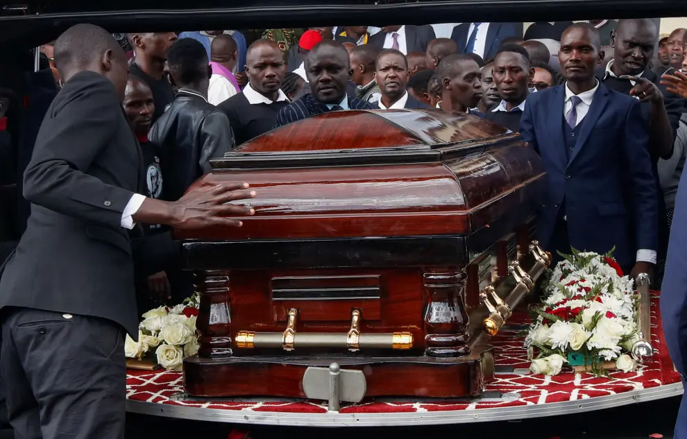 Pallbearers prepare to carry the coffin of Kenyas marathon world record holder Kelvin Kiptum, who died in a road accident, to the gravesite at his home in Naiberi village, Uasin Gishu County, Kenya, February 23, 2024. REUTERS/Monicah Mwangi [[[REUTERS VOCENTO]]]