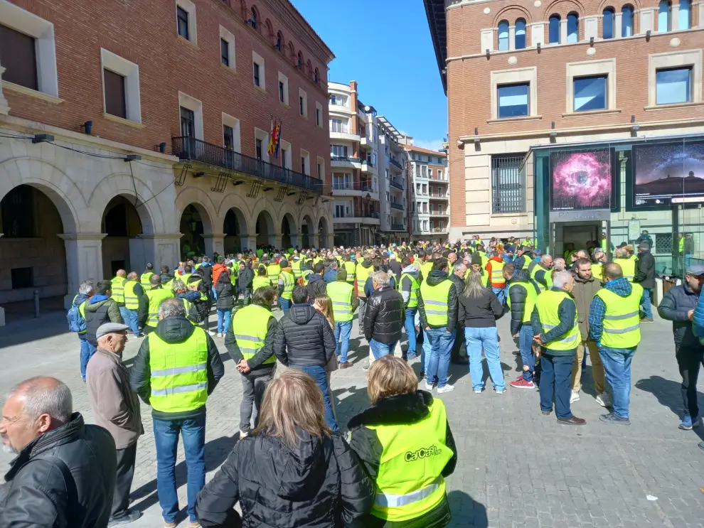 La manifestación convocada por una plataforma independiente de agricultores en las calles de Teruel se ha disuelto tras la reunión mantenida entre una delegación de los convocantes y el presidente de la Diputación Provincial, Joaquín Juste.