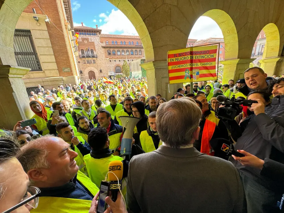 El presidente de la Diputación Provincial recibe a los manifestantes, que entregan su manifiesto.