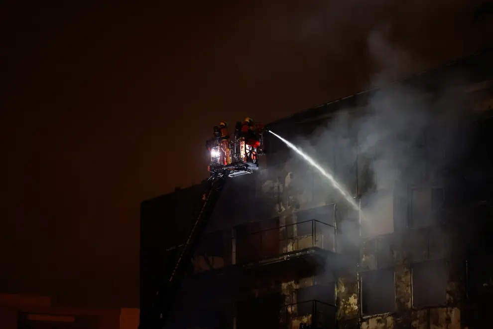 Los bomberos trabajan en el lugar de un incendio en un edificio en Valencia