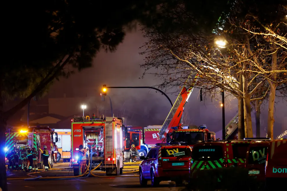 Los bomberos trabajan en el lugar de un incendio en un edificio en Valencia