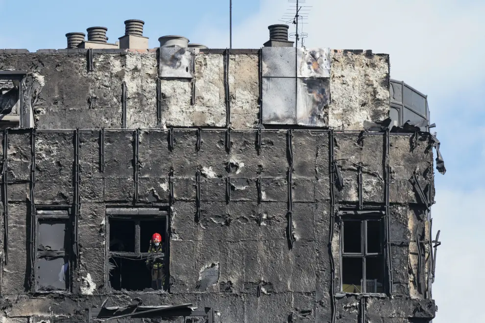 Foto de la estructura del edificio de viviendas calcinado por el terrible incendio en el barrio de Campanar en Valencia