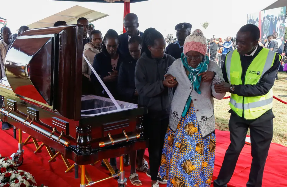 A woman reacts as she views the body of Kenyas marathon world record holder Kelvin Kiptum, who died in a road accident, during the funeral service at Chepkorio show ground, Elgeyo Marakwet County, Kenya February 23, 2024. REUTERS/Monicah Mwangi [[[REUTERS VOCENTO]]]