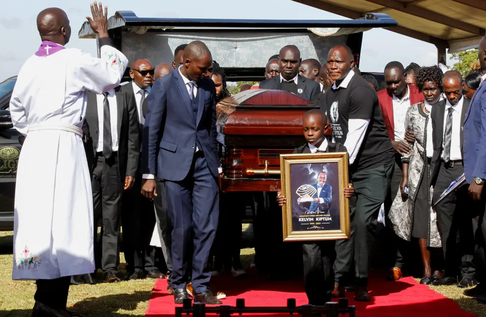 Pallbearers carry the coffin of Kenyas marathon world record holder Kelvin Kiptum, who died in a road accident, during his funeral service at  Chepkorio show ground, Elgeyo Marakwet County, Kenya February 23, 2024. REUTERS/Monicah Mwangi [[[REUTERS VOCENTO]]]