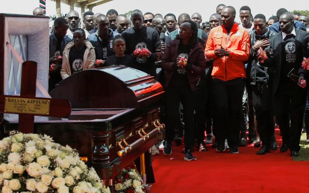 Kenyan athletes prepare to view the body of Kenyas marathon world record holder Kelvin Kiptum, who died in a road accident, during the funeral service at  Chepkorio show ground, Elgeyo Marakwet County, Kenya February 23, 2024. REUTERS/Monicah Mwangi [[[REUTERS VOCENTO]]]