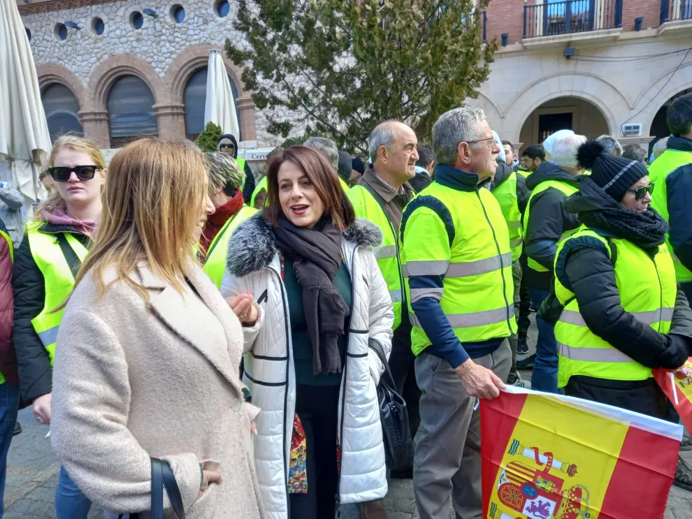 La alcaldesa de Teruel, Emma Buj, se suma a la concentración en la Plaza de San Juan convocada por los agricultores.