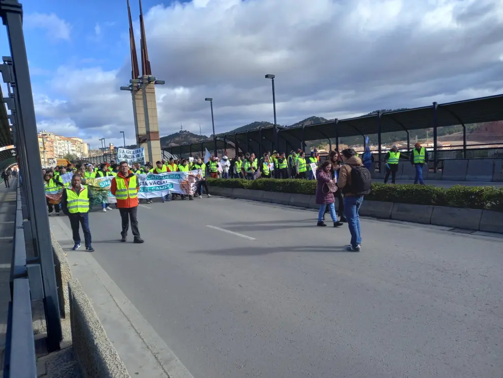 La manifestación de los agricultores corta las dos calzadas del nuevo viaducto de Teruel.
