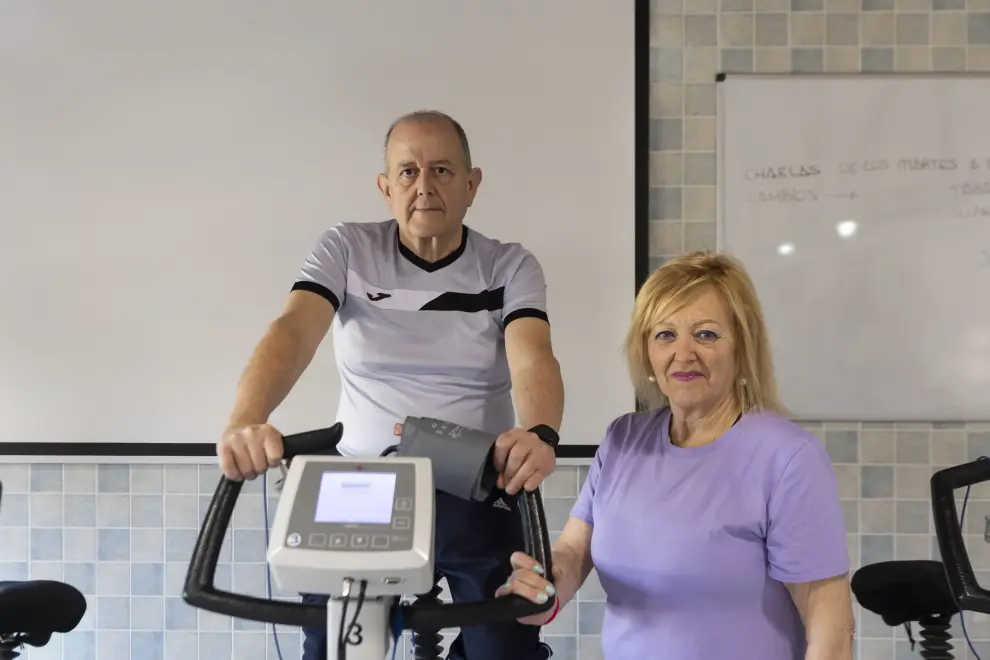 Varios pacientes realizan ejercicio controlados por los profesionales sanitarios de este servicio, acreditado como excelente por la Sociedad Española de Cardiología.