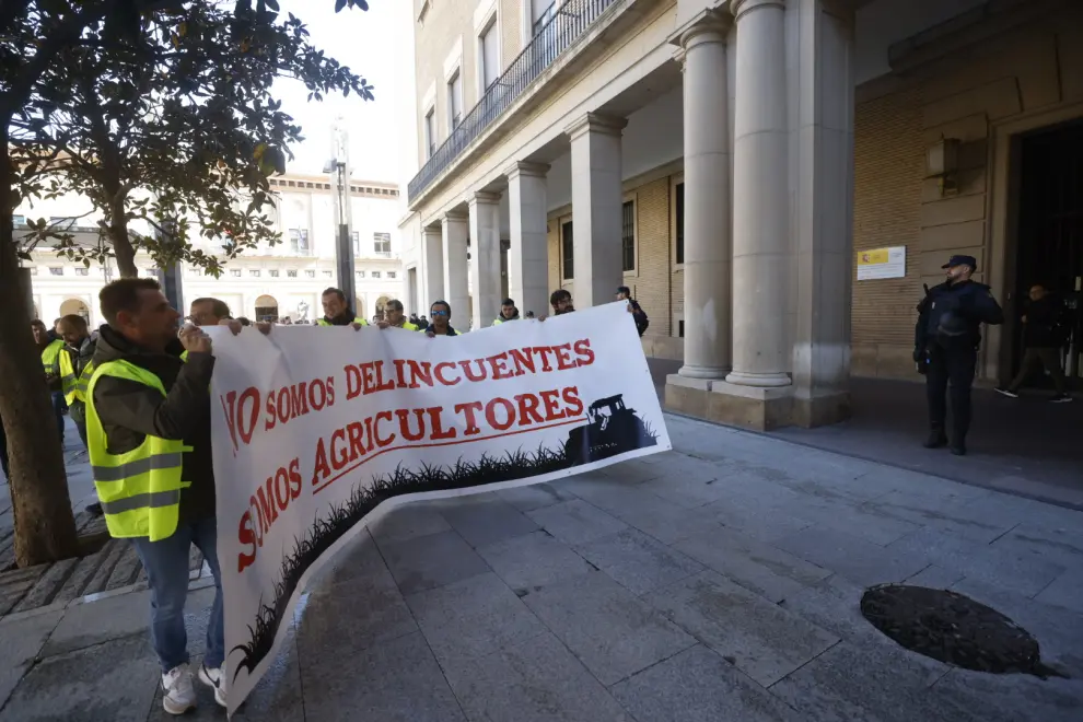 Protesta de agricultores en la plaza del Pilar de Zaragoza