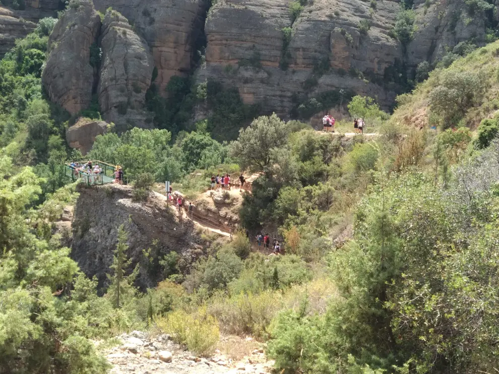 Visitantes recorren la ruta de Pasarelas en el barranco del río Vero.