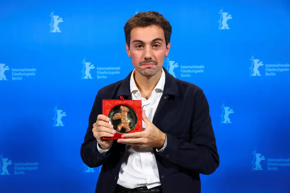 Wenquian Zhang poses with Silver bear, jury prize, for the short film Remains of the hot Day (Re tian wu hou), backstage during the awards ceremony at the 74th Berlinale International Film Festival in Berlin, Germany, February 24, 2024. REUTERS/Nadja Wohlleben/Pool [[[REUTERS VOCENTO]]] FILMFESTIVAL-BERLIN/WINNERS