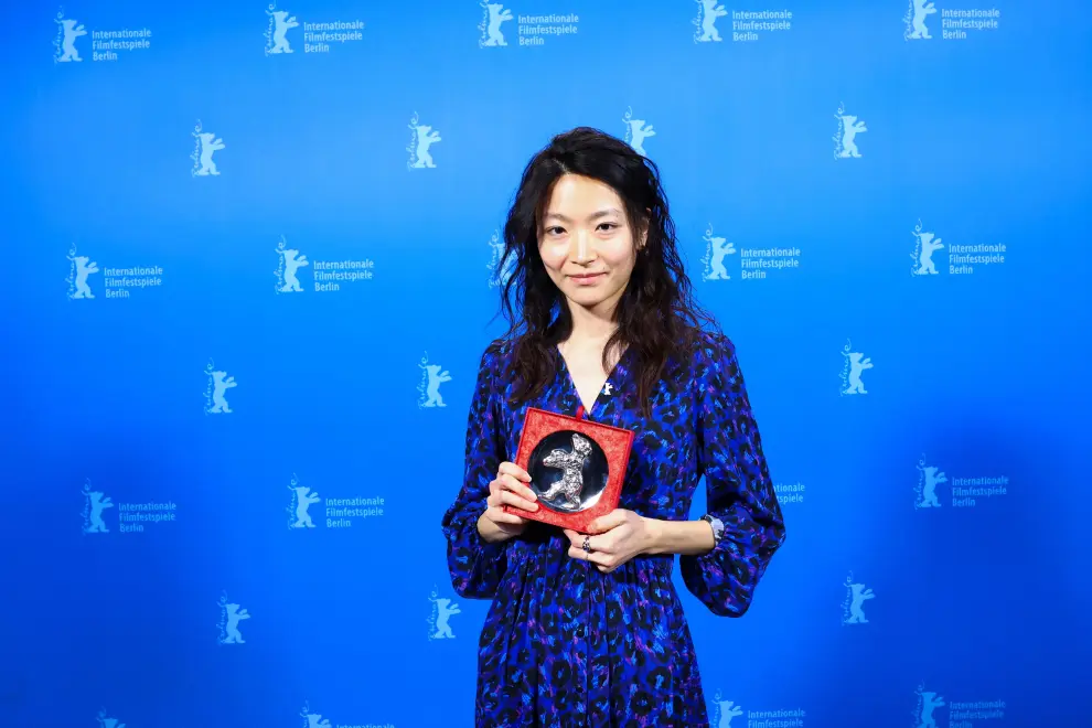 Pham Ngoc Lan poses with the GWFF award for best first film, for Cu li Never Cries (Cu Li Khong Bao Gio Khoc), with jury members Katrin Port, Andrea Picard, and Eliza Hittman, backstage during the awards ceremony at the 74th Berlinale International Film Festival in Berlin, Germany, February 24, 2024. REUTERS/Nadja Wohlleben/Pool [[[REUTERS VOCENTO]]] FILMFESTIVAL-BERLIN/WINNERS