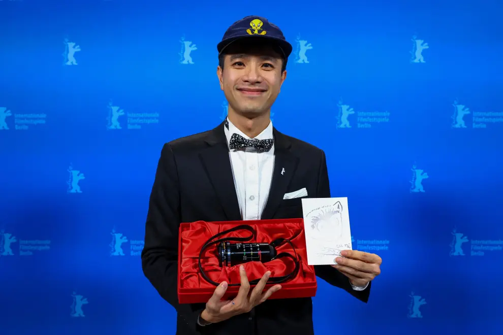 Wenquian Zhang poses with Silver bear, jury prize, for the short film Remains of the hot Day (Re tian wu hou), backstage during the awards ceremony at the 74th Berlinale International Film Festival in Berlin, Germany, February 24, 2024. REUTERS/Nadja Wohlleben/Pool [[[REUTERS VOCENTO]]] FILMFESTIVAL-BERLIN/WINNERS