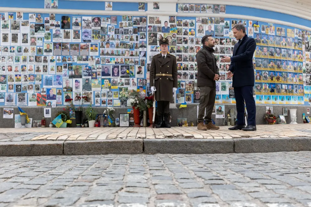 Ukraines President Volodymyr Zelenskiy, Belgiums Prime Minister Alexander De Croo and Canadas Prime Minister Justin Trudeau speak next to the Memory Wall of Fallen Defenders of Ukraine on the second anniversary of Russias invasion of Ukraine, Kyiv, February 24, 2024. Ukrainian Presidential Press Service/Handout via REUTERS ATTENTION EDITORS - THIS IMAGE HAS BEEN SUPPLIED BY A THIRD PARTY. [[[REUTERS VOCENTO]]] UKRAINE-CRISIS/ANNIVERSARY-LEADERS