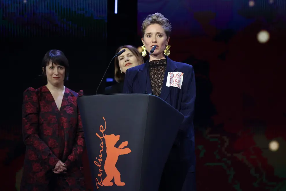 Berlin (Germany), 24/02/2024.- Juliana Rojas delivers a speech after winning the Encounters Award for Best Director for the movie "Cidade; Campo" during the award ceremony of the 74th Berlin International Film Festival 'Berlinale' in Berlin, Germany, 24 February 2024. (Cine, Alemania) EFE/EPA/CLEMENS BILAN
 GERMANY BERLIN FILM FESTIVAL