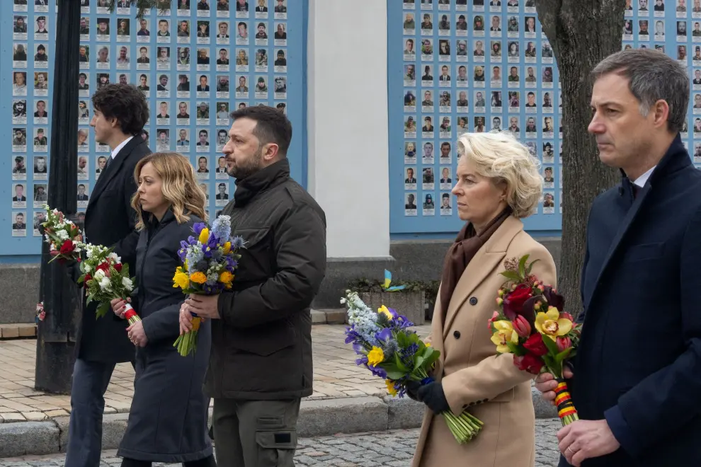Ukraines President Volodymyr Zelenskiy, European Commission President Ursula von der Leyen and Italian Prime Minister Giorgia Meloni visit the Memory Wall of Fallen Defenders of Ukraine on the second anniversary of Russias invasion of Ukraine, Kyiv, February 24, 2024. Ukrainian Presidential Press Service/Handout via REUTERS ATTENTION EDITORS - THIS IMAGE HAS BEEN SUPPLIED BY A THIRD PARTY. [[[REUTERS VOCENTO]]] UKRAINE-CRISIS/ANNIVERSARY-LEADERS