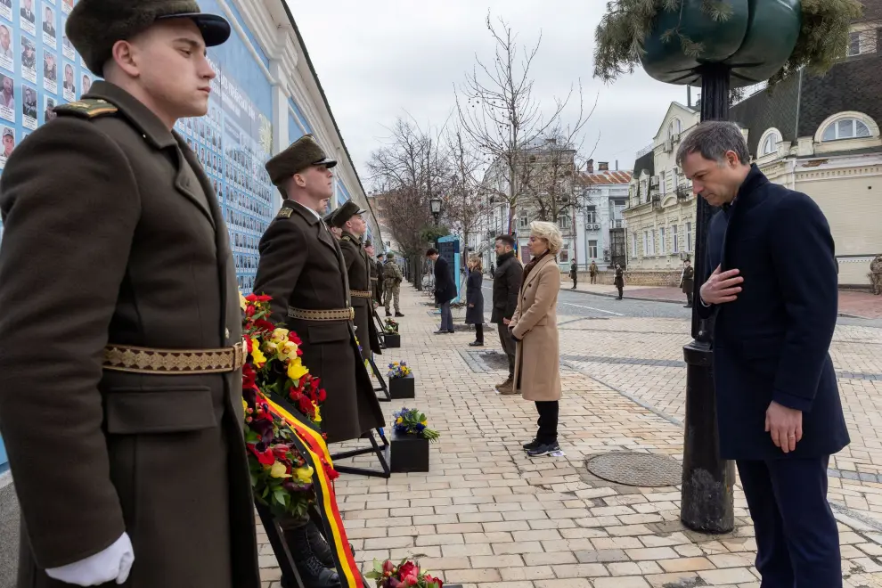 Ukraines President Volodymyr Zelenskiy, European Commission President Ursula von der Leyen, Italian Prime Minister Giorgia Meloni, Belgiums Prime Minister Alexander De Croo and Canadas Prime Minister Justin Trudeau visit the Memory Wall of Fallen Defenders of Ukraine on the second anniversary of Russias invasion of Ukraine, Kyiv, February 24, 2024. Ukrainian Presidential Press Service/Handout via REUTERS ATTENTION EDITORS - THIS IMAGE HAS BEEN SUPPLIED BY A THIRD PARTY. [[[REUTERS VOCENTO]]] UKRAINE-CRISIS/ANNIVERSARY-LEADERS