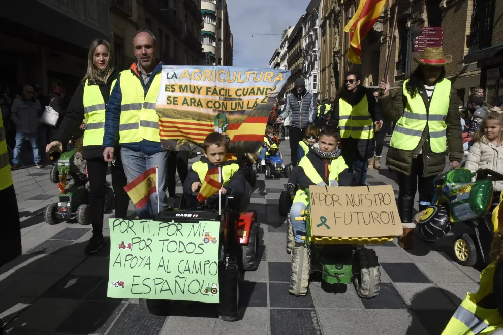 Más de 150 niños y niñas han participado en la tractorada infantil de protesta por las calles de Huesca.