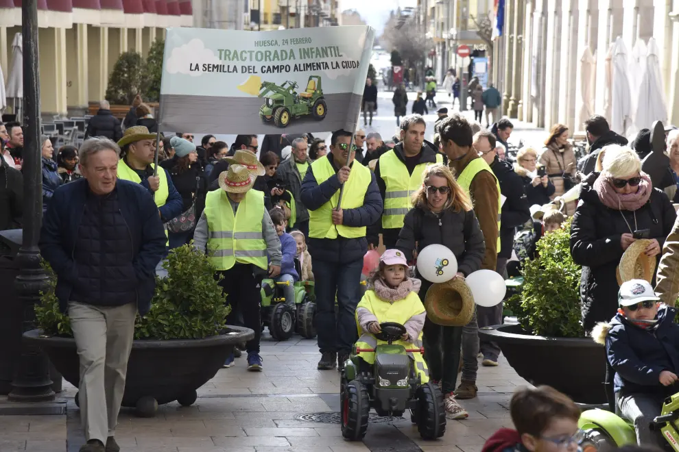 Más de 150 niños y niñas han participado en la tractorada infantil de protesta por las calles de Huesca.