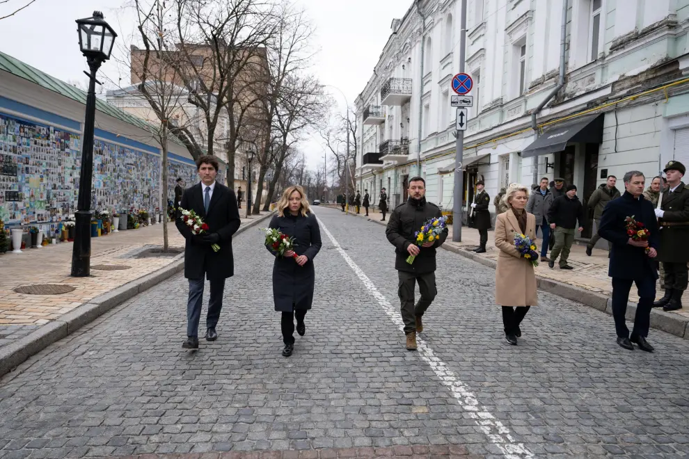 Ukraines President Volodymyr Zelenskiy, Italian Prime Minister Giorgia Meloni and Canadas Prime Minister Justin Trudeau visit the Memory Wall of Fallen Defenders of Ukraine on the second anniversary of Russias invasion of Ukraine, Kyiv, February 24, 2024. Ukrainian Presidential Press Service/Handout via REUTERS ATTENTION EDITORS - THIS IMAGE HAS BEEN SUPPLIED BY A THIRD PARTY. [[[REUTERS VOCENTO]]] UKRAINE-CRISIS/ANNIVERSARY-LEADERS