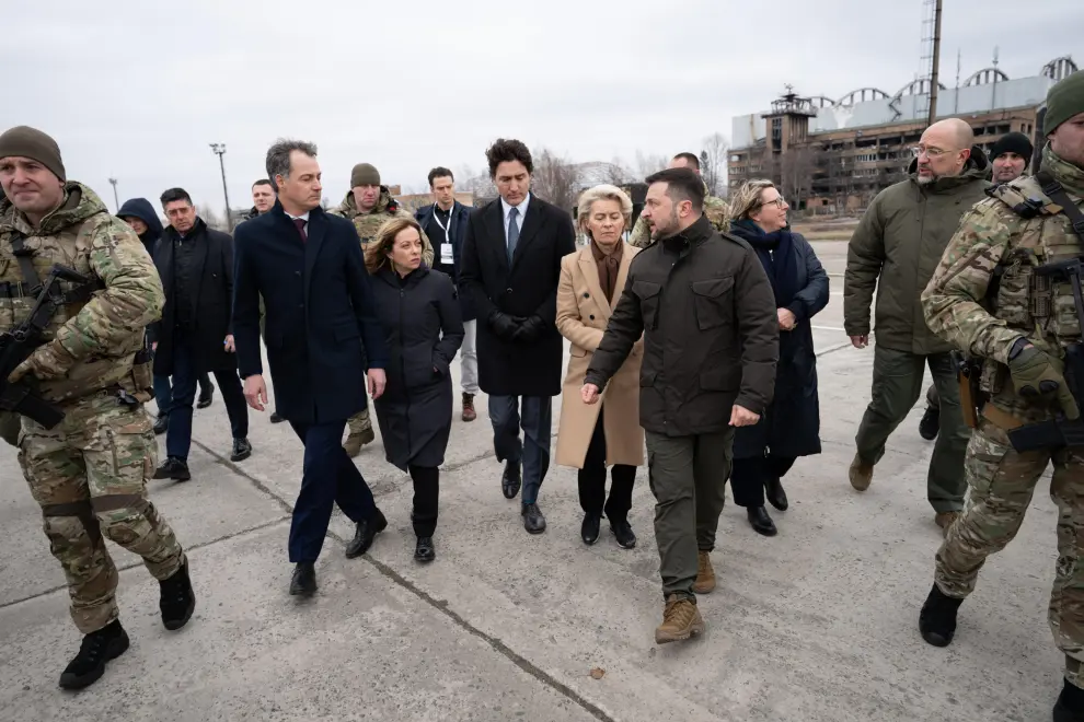 Kyiv (Ukraine), 24/02/2024.- A handout photo made available by the Italian government press office shows (L-R) Canadian Prime Minister Justin Trudeau, Italian Prime Minister Giorgia Meloni, Ukrainian President Volodymyr Zelensky, and the President of the European Commission Ursula von der Leyen attending a wreath laying ceremony ahead of Italy's first meeting of G7 Heads of State and Government in its presidency, on the second anniversary of the Russian invasion of Ukraine, in Kyiv (Kiev), Ukraine, 24 February 2024. On 24 February 2024, Ukraine marks the second year since Russian troops entered its territory, starting a conflict that has provoked destruction and a humanitarian crisis. (Italia, Rusia, Ucrania, Kiev) EFE/EPA/FILIPPO ATTILI / ITALIAN GOVERNMENT PRESS OFFICE / HANDOUT HANDOUT EDITORIAL USE ONLY/NO SALES HANDOUT EDITORIAL USE ONLY/NO SALES
 UKRAINE G7 ITALY RUSSIA CONFLICT ANNIVERSARY
