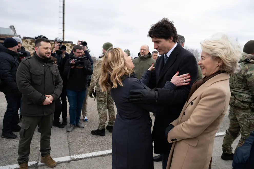 Kyiv (Ukraine), 24/02/2024.- A handout photo made available by the Italian government press office shows (L-R) Canadian Prime Minister Justin Trudeau, Italian Prime Minister Giorgia Meloni, Ukrainian President Volodymyr Zelensky, and the President of the European Commission Ursula von der Leyen attending a wreath laying ceremony ahead of Italy's first meeting of G7 Heads of State and Government in its presidency, on the second anniversary of the Russian invasion of Ukraine, in Kyiv (Kiev), Ukraine, 24 February 2024. On 24 February 2024, Ukraine marks the second year since Russian troops entered its territory, starting a conflict that has provoked destruction and a humanitarian crisis. (Italia, Rusia, Ucrania, Kiev) EFE/EPA/FILIPPO ATTILI / ITALIAN GOVERNMENT PRESS OFFICE / HANDOUT HANDOUT EDITORIAL USE ONLY/NO SALES HANDOUT EDITORIAL USE ONLY/NO SALES
 UKRAINE G7 ITALY RUSSIA CONFLICT ANNIVERSARY