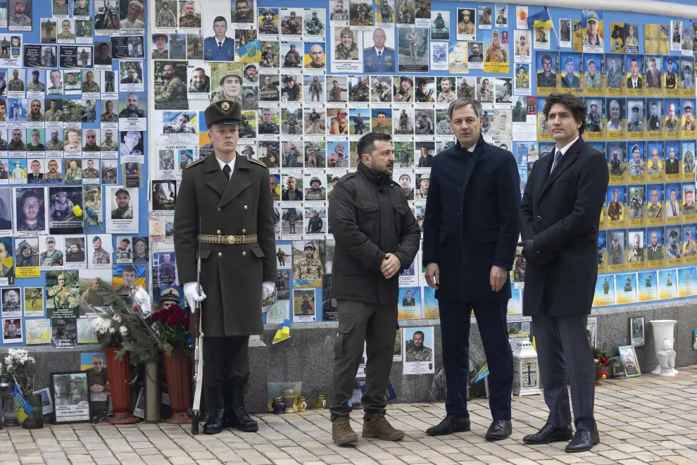 In this photo provided by the Ukrainian Presidential Press Office, Belgian Prime Minister Alexander De Croo, EU Commission President Ursula von der Leyen, Ukrainian President Volodymyr Zelenskyy, Italys Premier Giorgia Meloni, Canadian Prime Minister Justin Trudeau, from right to left, attend laying flowers ceremony at the Wall of Remembrance to pay tribute to killed Ukrainian soldiers, in Kyiv, Ukraine, Saturday, Feb. 24, 2024. President Volodymyr Zelenskyy has welcomed Western leaders to Kyiv to mark the second anniversary of Russias full-scale invasion, as Ukrainian forces run low on ammunition and foreign aid hangs in the balance. (Ukrainian Presidential Press Office via AP) [[[AP/LAPRESSE]]]