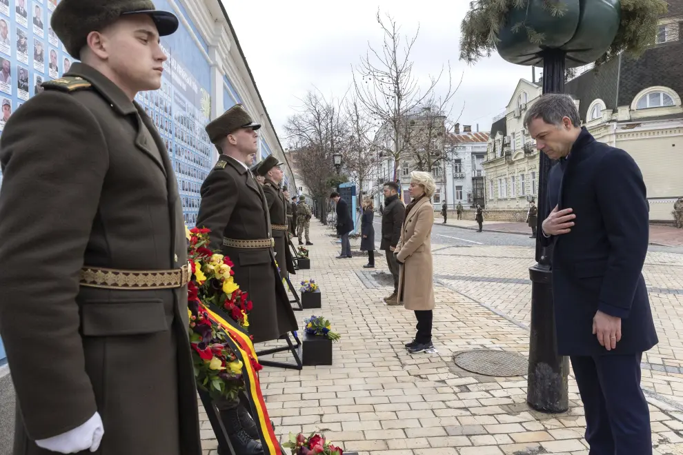 In this photo provided by the Ukrainian Presidential Press Office, Ukrainian President Volodymyr Zelenskyy, Belgian Prime Minister Alexander De Croo, centre and Canadian Prime Minister Justin Trudeau, right, speak,  next to the Memory Wall of Fallen Defenders of Ukraine, in Kyiv, Ukraine, Saturday, Feb. 24, 2024. President Volodymyr Zelenskyy has welcomed Western leaders to Kyiv to mark the second anniversary of Russias full-scale invasion, as Ukrainian forces run low on ammunition and foreign aid hangs in the balance. (Ukrainian Presidential Press Office via AP) [[[AP/LAPRESSE]]]