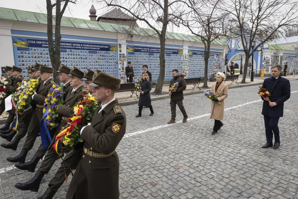 In this photo provided by the Ukrainian Presidential Press Office, Belgian Prime Minister Alexander De Croo, EU Commission President Ursula von der Leyen, Ukrainian President Volodymyr Zelenskyy, Italys Premier Giorgia Meloni, Canadian Prime Minister Justin Trudeau, from right background to left, attend laying flowers ceremony at the Memory Wall of Fallen Defenders of Ukraine, in Kyiv, Ukraine, Saturday, Feb. 24, 2024. President Volodymyr Zelenskyy has welcomed Western leaders to Kyiv to mark the second anniversary of Russias full-scale invasion, as Ukrainian forces run low on ammunition and foreign aid hangs in the balance. (Ukrainian Presidential Press Office via AP) [[[AP/LAPRESSE]]]