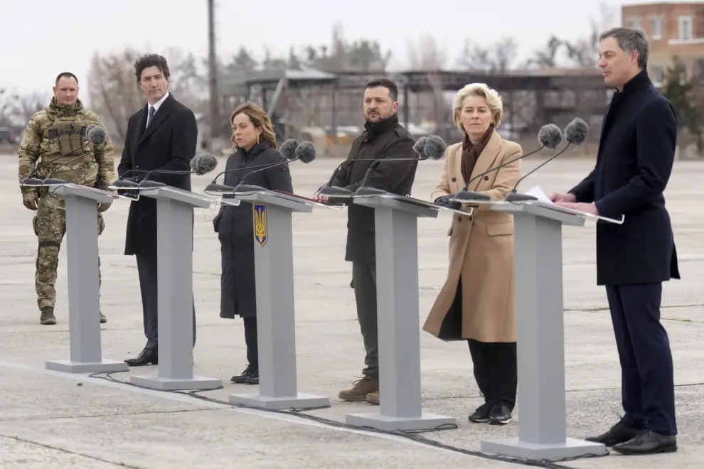 Ukrainian President Volodymyr Zelenskyy listens as Canadian Prime Minister Justin Trudeau speaks during a ceremony at Hostomel Airport in Kyiv, Ukraine on Saturday, Feb. 24, 2024. The ceremony to mark the 2nd anniversary of the start of the war in Ukraine was also attended by Italian Premier Giorgia Meloni, second left, European Commission President Ursula von der Leyen, second right, and Belgian Prime Minister Alexander De Croo (right)..(Nathan Denette /The Canadian Press via AP) [[[AP/LAPRESSE]]]