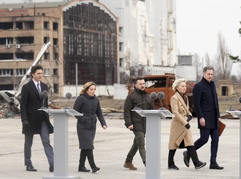 From left, Canadian Prime Minister Justin Trudeau, Italian Premier Giorgia Meloni, Ukrainian President Volodymyr Zelenskyy, European Commission President Ursula von der Leyen and Belgian Prime Minister Alexander De Croo participate in a ceremony at Hostomel Airport in Kyiv, Ukraine on Saturday, Feb. 24, 2024. The ceremony marks the second anniversary of the start of the war in Ukraine. (Nathan Denette /The Canadian Press via AP) [[[AP/LAPRESSE]]]
