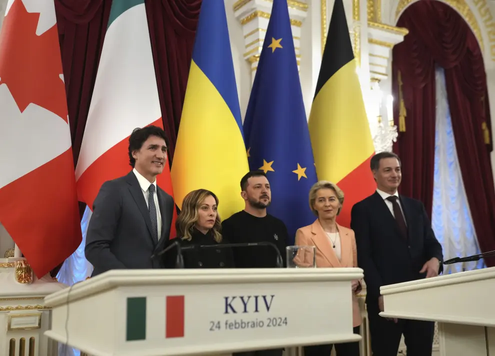 Ukrainian President Volodymyr Zelenskyy, centre, Canadian Prime Minister Justin Trudeau, left, Italian Premier Giorgia Meloni, second left, European Commission President Ursula von der Leyen and Belgian Prime Minister Alexander De Croo, right, look on as Volodymyr Zelenskyy speaks during a joint availability at the Mariinskiy Palace in Kyiv, Ukraine on Saturday, Feb.  24, 2024. Trudeau is in Kyiv to take part in a display of international solidarity as the world marks two years since the start of Russias invasion of Ukraine. (Nathan Denette [[[AP/LAPRESSE]]]