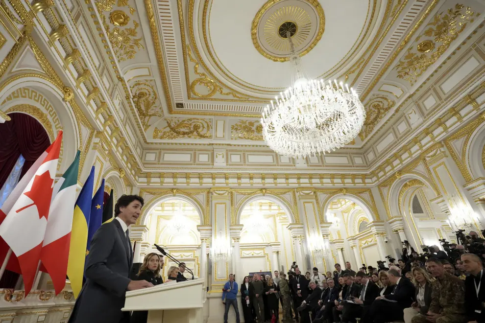 Canadian Prime Minister Justin Trudeau, left to right, Italian Premier Giorgia Meloni, Ukrainian President Volodymyr Zelenskyy, European Commission President Ursula von der Leyen and Belgian Prime Minister Alexander De Croo hold a joint availability at the Mariinskiy Palace in Kyiv, Ukraine on Saturday, Feb. 24, 2024. Trudeau is in Kyiv to take part in a display of international solidarity as the world marks two years since the start of Russias invasion of Ukraine. (Nathan Denette [[[AP/LAPRESSE]]]