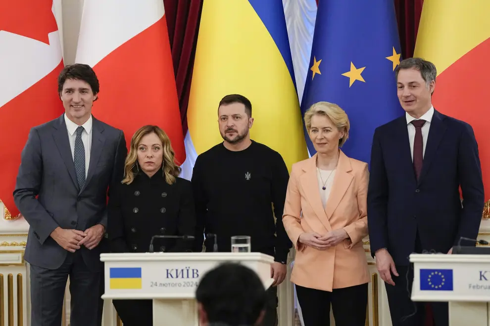 From left, Canadian Prime Minister Justin Trudeau, Italys Premier Giorgia Meloni, Ukrainian President Volodymyr Zelenskyy, EU Commission President Ursula von der Leyen, Belgian Prime Minister Alexander De Croo talk during meeting with media at Mariinsky Palace in Kyiv, Ukraine, Saturday, Feb. 24, 2024. President Volodymyr Zelenskyy has welcomed Western leaders to Kyiv to mark the second anniversary of Russias full-scale invasion, as Ukrainian forces run low on ammunition and foreign aid hangs in the balance. (AP Photo/Efrem Lukatsky) [[[AP/LAPRESSE]]]
