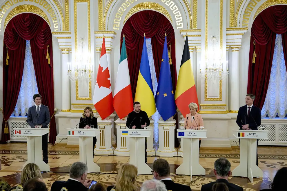 From left, Canadian Prime Minister Justin Trudeau, Italys Premier Giorgia Meloni, Ukrainian President Volodymyr Zelenskyy, EU Commission President Ursula von der Leyen, Belgian Prime Minister Alexander De Croo pose for a photo during meeting with media at Mariinsky Palace in Kyiv, Ukraine, Saturday, Feb. 24, 2024. President Volodymyr Zelenskyy has welcomed Western leaders to Kyiv to mark the second anniversary of Russias full-scale invasion, as Ukrainian forces run low on ammunition and foreign aid hangs in the balance. (AP Photo/Efrem Lukatsky) [[[AP/LAPRESSE]]]
