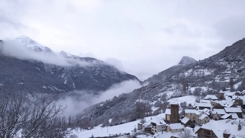 La borrasca Louis ha dejado una gran nevada en cotas altas del Pirineo aragonés.