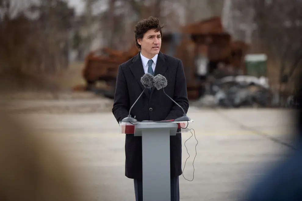 Ukraines President Volodymyr Zelenskiy welcomes Canadas Prime Minister Justin Trudeau before an award ceremony at an airfield in the town of Hostomel, on the second anniversary of Russias invasion of Ukraine, outside of Kyiv, February 24, 2024. Ukrainian Presidential Press Service/Handout via REUTERS ATTENTION EDITORS - THIS IMAGE HAS BEEN SUPPLIED BY A THIRD PARTY. [[[REUTERS VOCENTO]]] UKRAINE-CRISIS/ANNIVERSARY-LEADERS